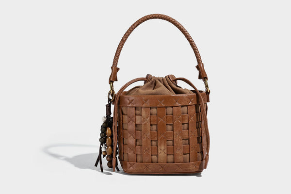 Kleine gewebte Bucket-Bag mit Karomuster-Einsatz, geflochtenem Tragegriff, Kordelzugverschluss, Perlenanhänger und abnehmbarem Schulterriemen