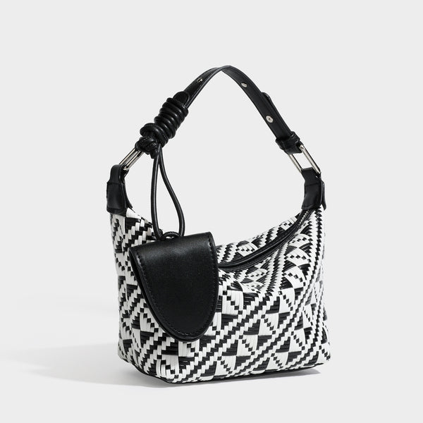Kleine gewebte Schultertasche mit geometrischem Schwarz-Weiß-Muster, glatten dunkelbraunen Details in Lederoptik, geknotetem verstellbarem Riemen, Seitenansicht