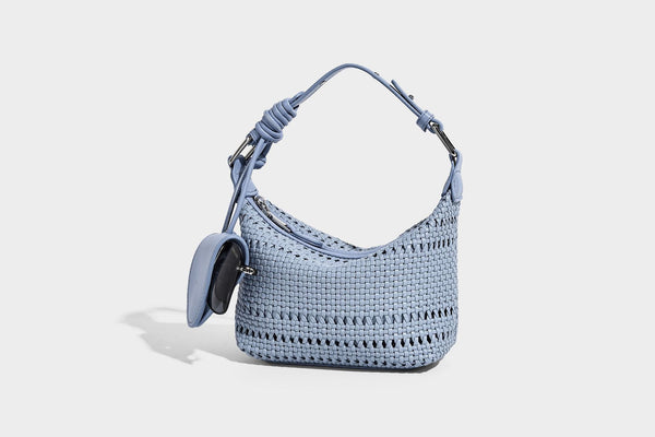 Kleine gewebte Hobo-Schultertasche mit sichelförmiger Silhouette, Reißverschluss oben, silberfarbenen Beschlägen und verstellbar, Detailansicht