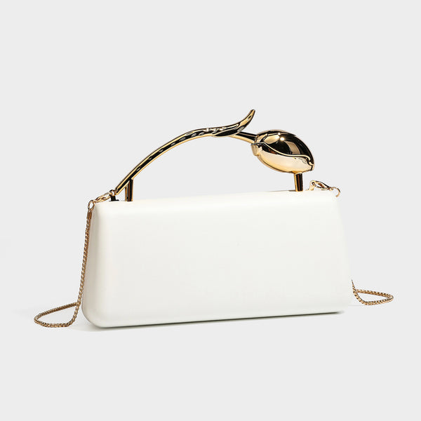 Strukturierte rechteckige Clutch mit Tragegriff in Form einer Rose in Goldoptik und abnehmbarem Kettenriemen in Metallic-Optik, Detailansicht