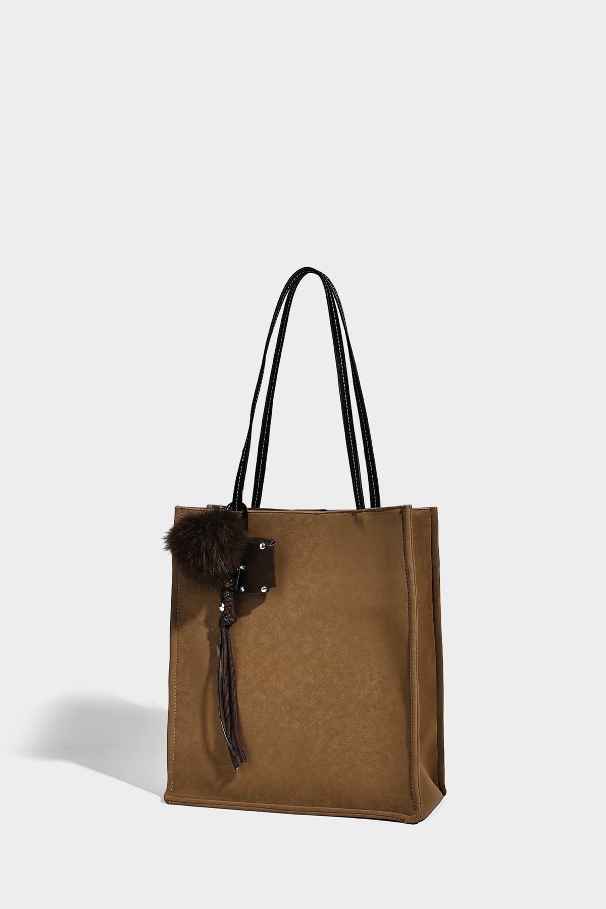 Hohe rechteckige Tote-Bag in matter Velourslederoptik mit zwei Schulterriemen und passender Reißverschlusstasche, Detailansicht 15