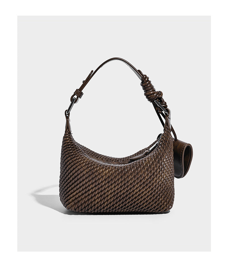 Hobo-Schultertasche in Halbmondform mit Webstruktur, geknotetem Tragegriff, befestigter kleiner Tasche mit Überschlag und verstellbarem Riemen in warmem