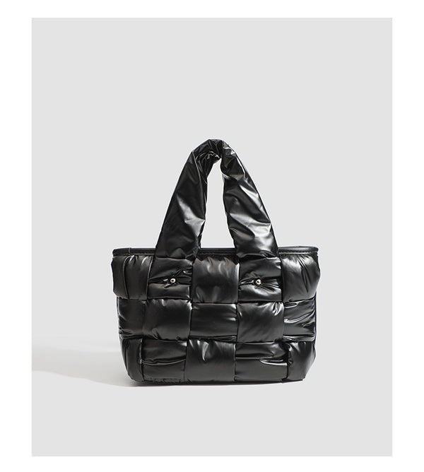 Schwarze glänzende geflochtene Shopper-Tasche im Puffer-Stil mit gepolsterten Tragegriffen und abnehmbarem Schulterriemen, Detailansicht 12