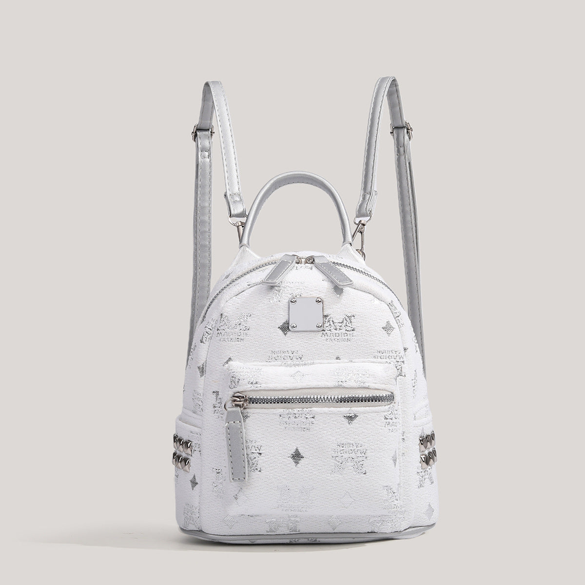 Kleiner strukturierter silberfarbener Mini-Rucksack in Kuppelform mit genarbter Prägeoptik, Beschlägen in Silberoptik, Tragegriff und vorderer Reißverschlusstasche