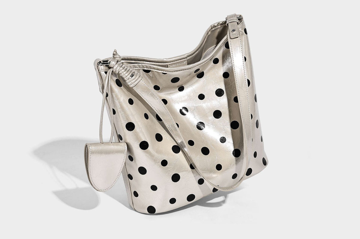 Glänzende Bucket-Bag mit schwarz-weißem Tupfenmuster, langem verstellbarem Riemen und Kordelzugverschluss, Detailansicht 11