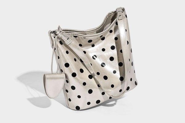 Glänzende Bucket-Bag mit schwarz-weißem Tupfenmuster, langem verstellbarem Riemen und Kordelzugverschluss, Detailansicht 11
