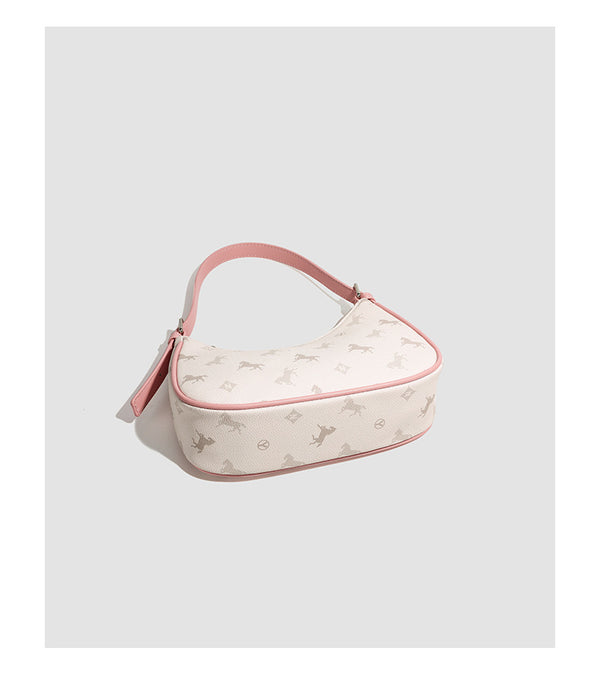 Sichelförmige Schultertasche in Creme mit Monogrammprint, kontrastierendem Besatz in Lederoptik und silberfarbenen Beschlägen, Detailansicht 9