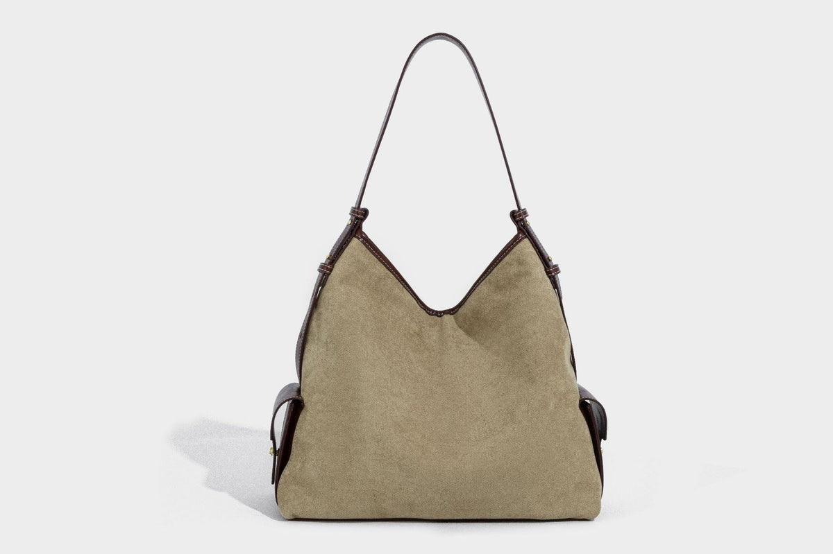 Lässig fallende Hobo-Schultertasche in Khaki aus mattem Material in Wildlederoptik mit dunkelbraunem Besatz in Lederoptik, Quastenanhänger mit Perlen und seitlicher Klappe, Detailansicht