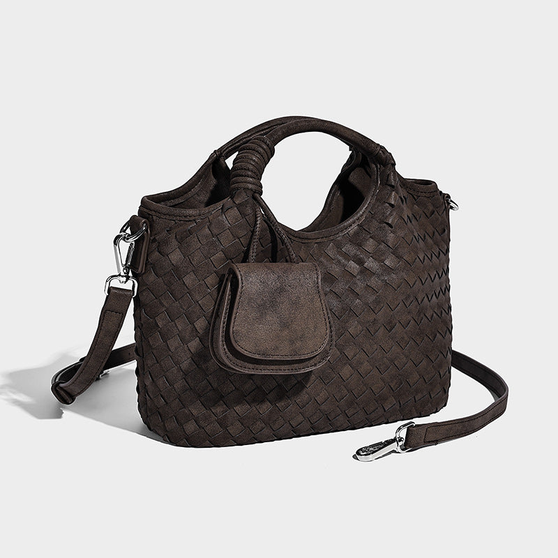 Wandelbare Tote-Schultertasche aus mattem Webmaterial mit geknoteten Henkeln, vorderer Überschlagtasche und abnehmbarem Riemen, Vorderansicht