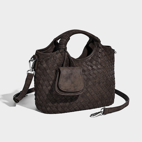 Wandelbare Tote-Schultertasche aus mattem Webmaterial mit geknoteten Henkeln, vorderer Überschlagtasche und abnehmbarem Riemen, Vorderansicht