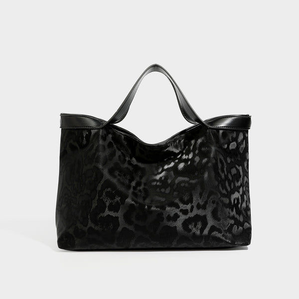 Glänzende Tote-Bag mit Leopardenmuster, dunkelbrauner Lederoptik-Einfassung und zwei Tragehenkeln, Detailansicht 2