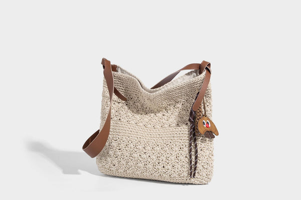 Lässig fallende, gehäkelte Schultertasche mit verstellbarem Riemen in Cognac-Lederoptik und Druckknopfverschluss oben, Detailansicht 15
