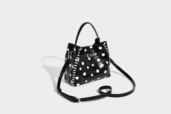 Glänzende, geknautschte Beuteltasche mit Polka-Dots, silberfarbenen Schnallenbeschlägen, kontrastierendem seitlichem Schnürbesatz, Tragegriff und abnehmbarem