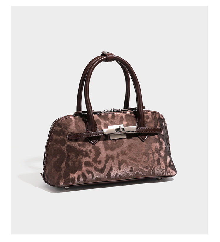 Strukturierte Henkeltasche mit tonal abgestimmtem Leopardenprint, Besatz in Lederoptik, gerollten Henkeln, vorderem Drehverschluss und