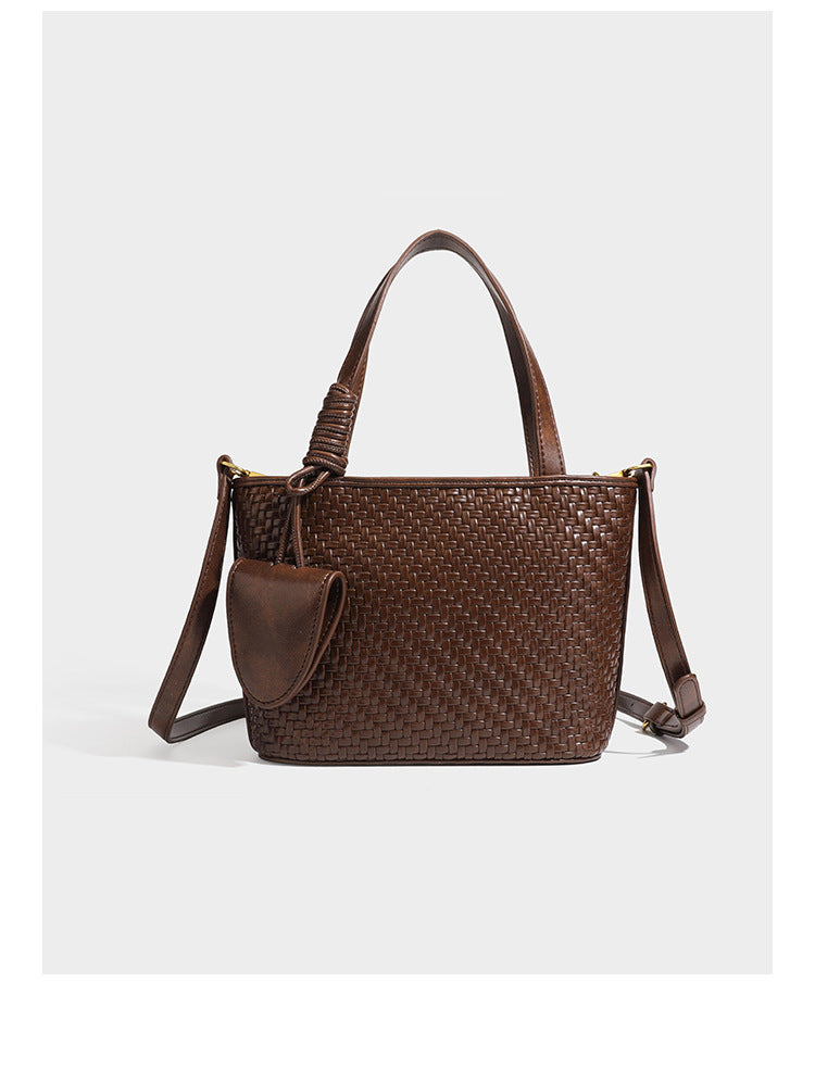 Strukturierte Tote-Bag mit Webstruktur in Braun, goldfarbenen Metalldetails, mit Seil umwickelten Henkeln, einer kleinen Fronttasche und, Detail