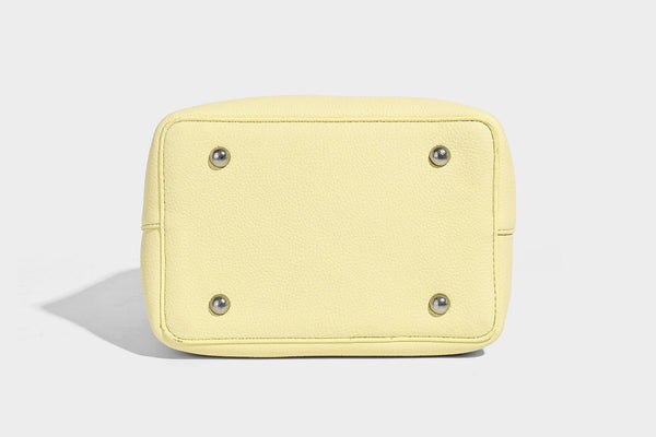Kleine strukturierte Henkeltasche mit genarbter Oberfläche, silberfarbenem Drehverschluss, zwei Henkeln, abnehmbarem Schulterriemen und