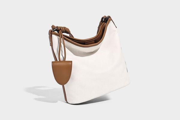 Große Bucket-Schultertasche aus Canvas in Denim-Optik mit Besatz in weißer Lederoptik, geknotetem Riemen und abnehmbarer Mini-Tasche auf der Vorderseite
