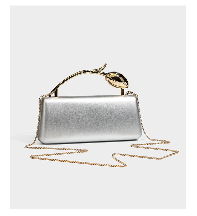 Formstabile, rechteckige Clutch mit Henkel in Rosenknospenform in Goldoptik und abnehmbarem Kettenriemen in Metallic-Optik, Detail