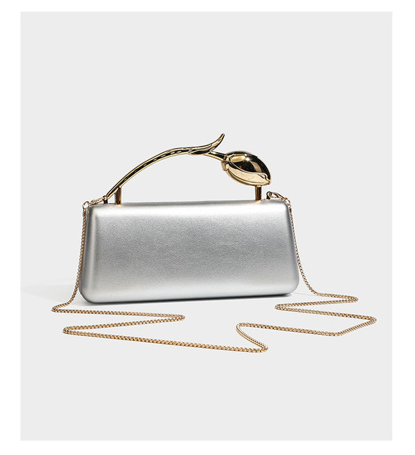 Formstabile, rechteckige Clutch mit Henkel in Rosenknospenform in Goldoptik und abnehmbarem Kettenriemen in Metallic-Optik, Detail