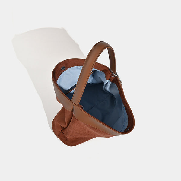 Lässige Hobo-Bag mit offenem Abschluss in matter Veloursleder-Optik, glatten Kunstlederdetails und einem einzelnen Schulterriemen, Detailansicht 4