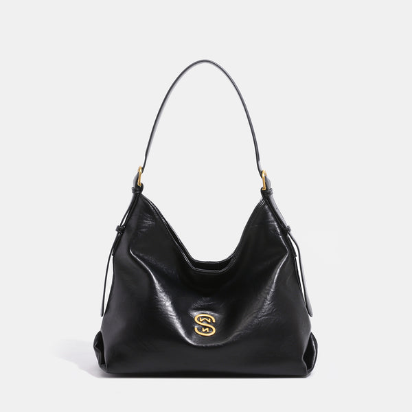 Weiche, lässig drapierte Hobo-Schultertasche mit glänzender lederähnlicher Optik, goldfarbenen Logo-Details und verstellbarem Riemen, Detailansicht 8