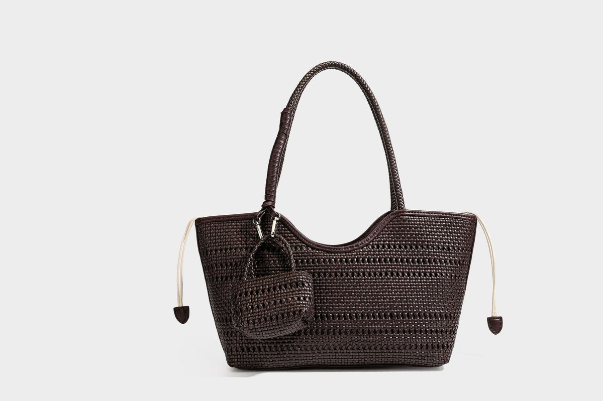 Strukturierte Henkeltasche aus geflochtenem Material in Dunkelbraun mit geflochtenen Henkeln, seitlichen Zugbändern und befestigtem Mini-Täschchen aus geflochtenem Material mit