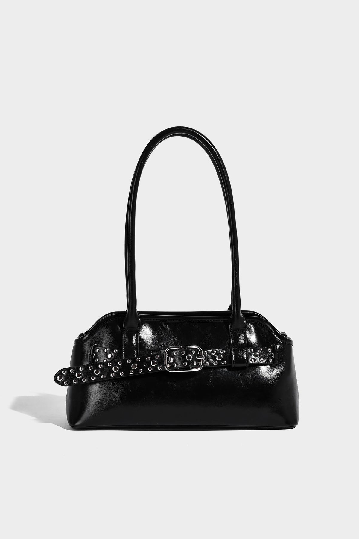 Strukturierte dunkelbraune Henkeltasche mit Öl-Wachs-Finish, vorderer Gürtelschnalle, goldfarbenen Beschlägen und zwei Tragegriffen, Detailansicht