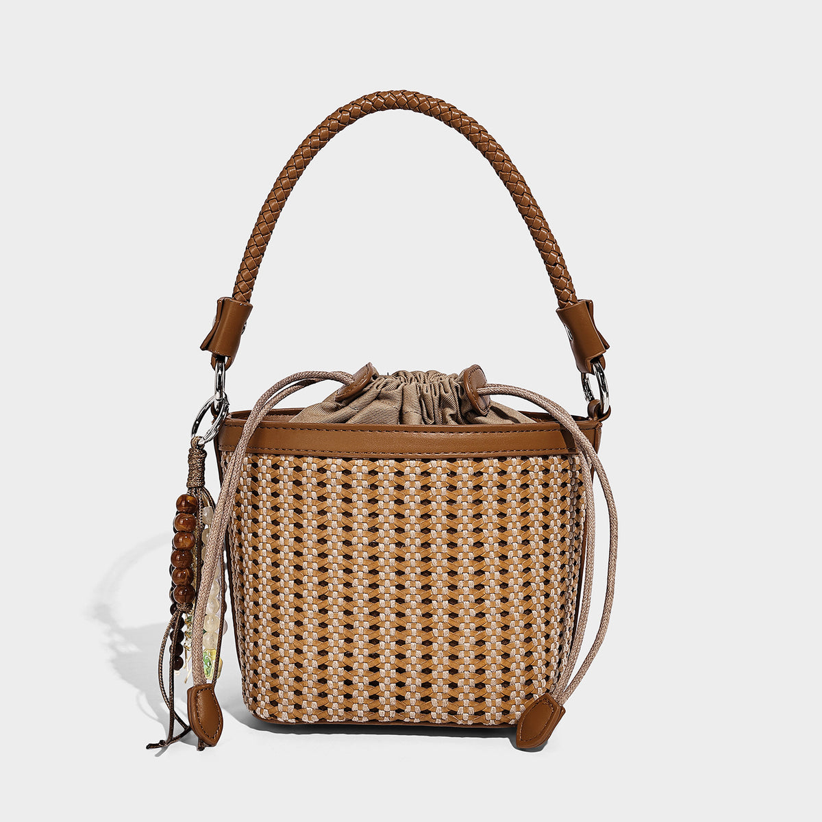 Kleine geflochtene Bucket-Bag mit Kordelzugverschluss, geflochtenem Henkel, Besatz in hellbrauner Lederoptik und Quasten-Anhänger mit Perlen, Detailansicht 7
