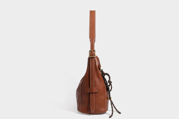 Lässige Hobo-Schultertasche mit glatter Oberfläche in Lederoptik, kontrastierenden Steppnähten, antikgoldfarbenen Metallelementen und, Detail