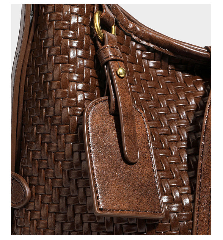 Lässig gewebte Schultertasche in Lederoptik mit Bindebandverschluss, goldfarbenen Metalldetails und einem Schulterriemen, Detailansicht 28