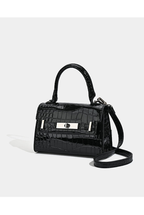 Strukturierte Mini-Henkeltasche in glänzender Lederoptik mit Krokoprägung und silberfarbenen Drehverschlussdetails sowie