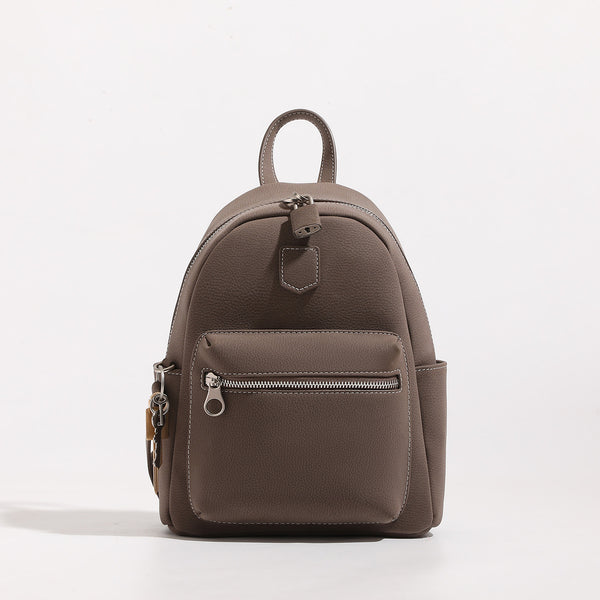 Mini-Rucksack-Handtasche mit abgerundeter Form, genarbter Oberfläche, silberfarbenen Beschlägen, vorderer Reißverschlusstasche und variabel tragbaren Schulterriemen