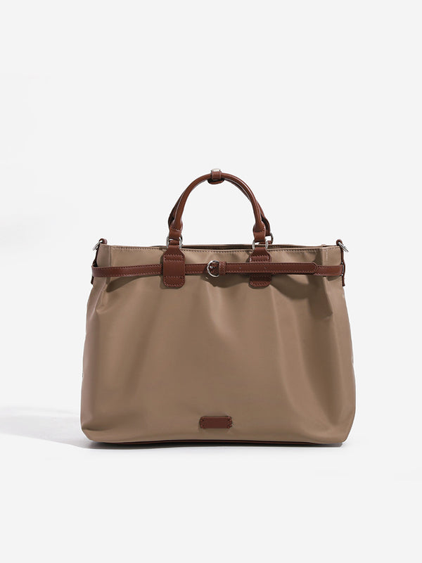 Strukturierte wandelbare Tote-Bag aus mattem Nylon mit braunem Besatz in Kunstlederoptik, Schnallengurt-Detail und Beschlägen in Silberoptik