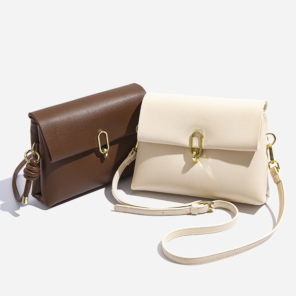 Mini-Crossbody-Tasche mit strukturierter Form und Überschlag, ovalem Verschluss in Goldoptik und verstellbarem Riemen, Detailansicht 3