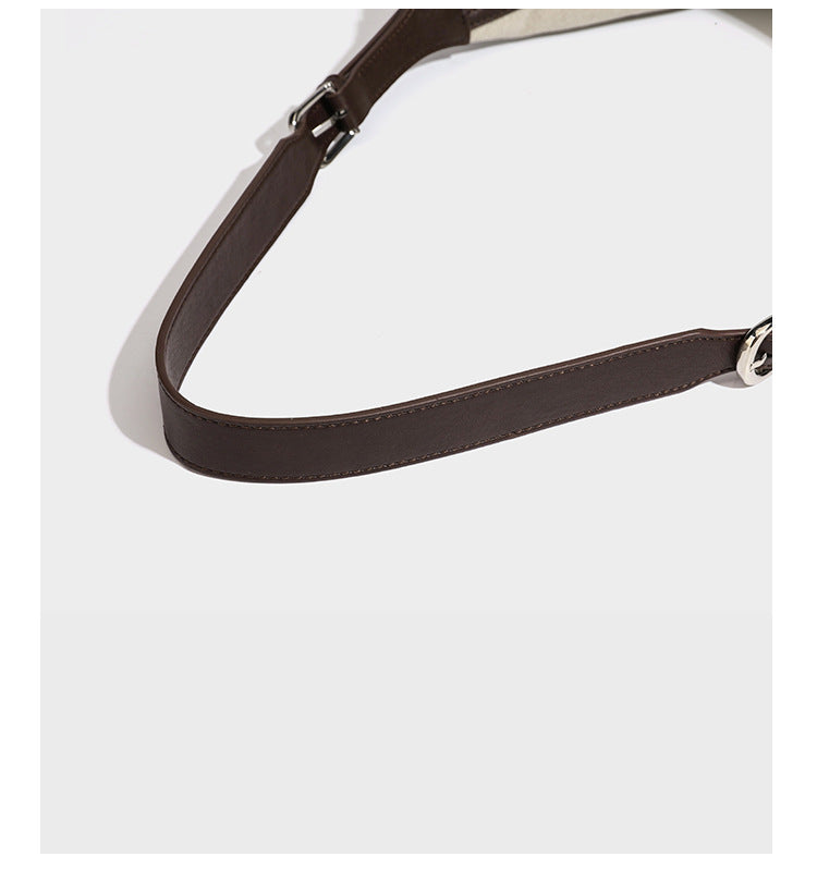 Lässig geschnittene Hobo-Schultertasche aus Canvas in Haferflockenfarbe mit dunkelbraunem Besatz in Lederoptik, silberfarbenem Reißverschluss und langem, verstellbarem