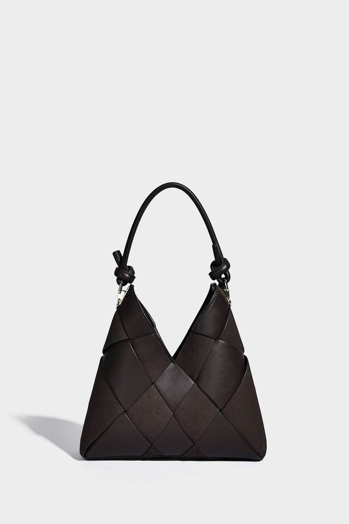 Geflochtene, wandelbare Tote-Bag in Lederoptik mit geknoteten Tragegriffen, abnehmbarem Schulterriemen und goldfarbenen Metalldetails, Detailansicht