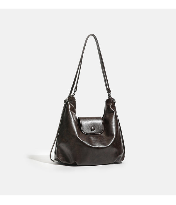 Weich fallende, glänzende Hobo-Schultertasche in Lederoptik mit vorderer Klappentasche und Druckknopf sowie silberfarbenen Beschlägen, Detailansicht 12