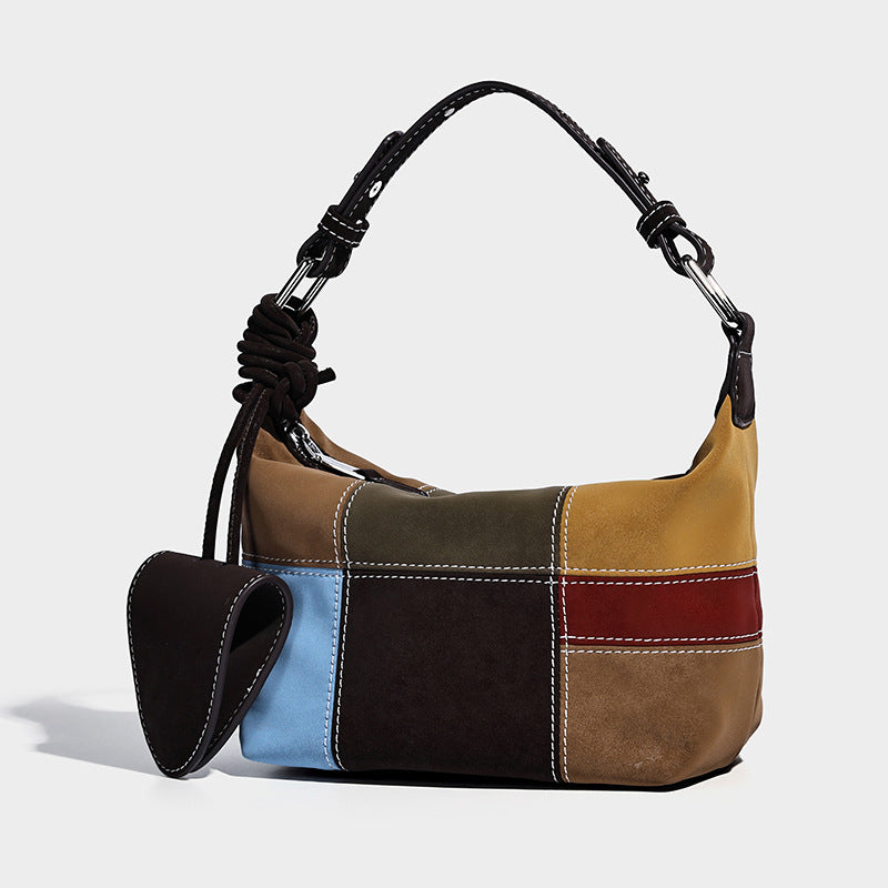 Kompakte Patchwork-Schultertasche mit geknotetem dunklem Henkel, mehrfarbigen Einsätzen in Braun, Camel, Senfgelb, Oliv, Burgunderrot, Schwarz und