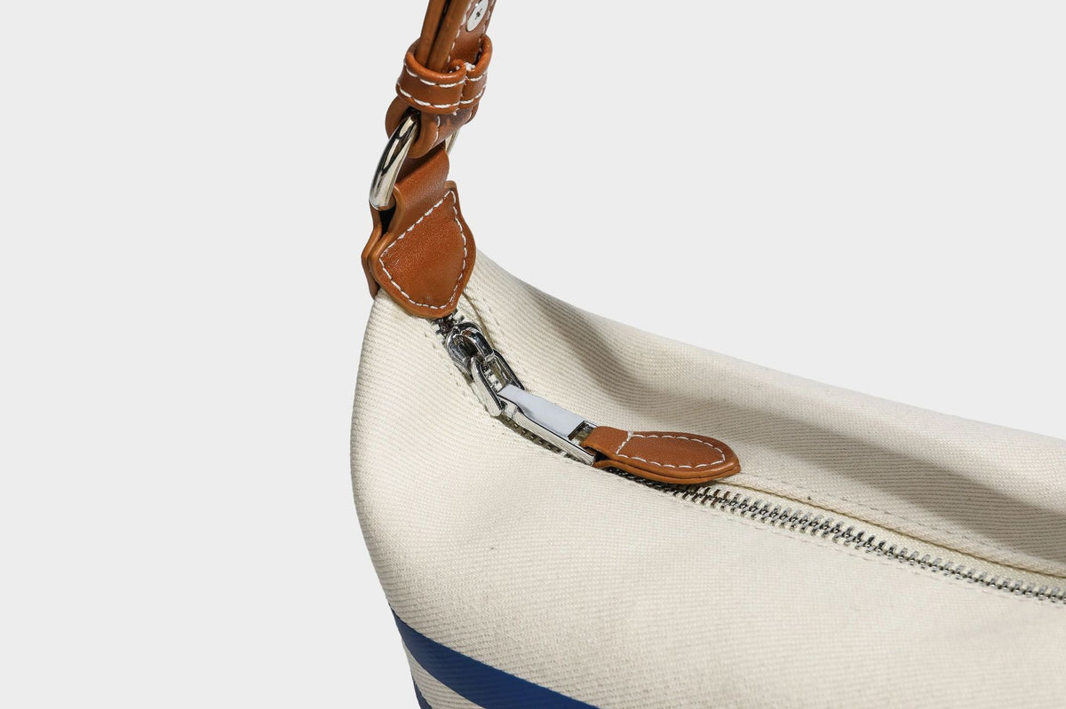 Creme-blau gestreifte Canvas-Schultertasche mit hellbraunem Riemen in Lederoptik und Reißverschluss in Silberoptik, Detailansicht 21