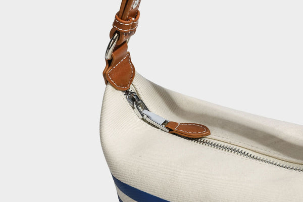 Creme-blau gestreifte Canvas-Schultertasche mit hellbraunem Riemen in Lederoptik und Reißverschluss in Silberoptik, Detailansicht 21