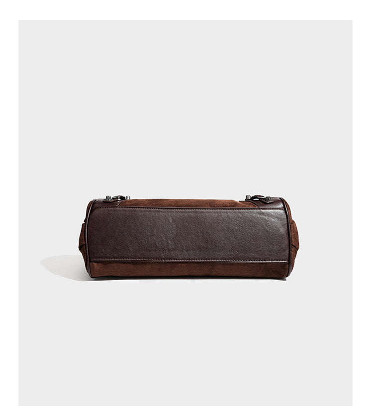Strukturierte Vintage-Schultertasche im Moto-Stil mit matten Einsätzen in Velourslederoptik, Besatz in Lederoptik, dunkel silberfarbenen Nieten und vorderem Reißverschluss