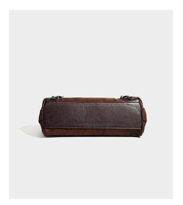 Strukturierte Vintage-Schultertasche im Moto-Stil mit matten Einsätzen in Velourslederoptik, Besatz in Lederoptik, dunkel silberfarbenen Nieten und vorderem Reißverschluss