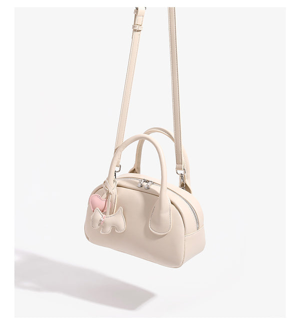 Mini-Handtasche in Kuppelform mit glatter Oberfläche in Lederoptik, zwei Henkeln, Reißverschluss oben, silberfarbenen Metalldetails und herabhängendem