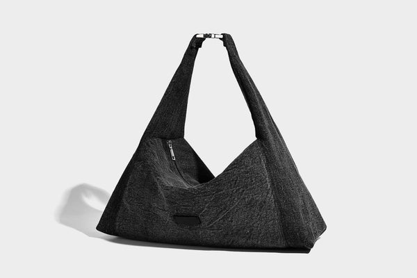 Übergroße, lässig weich fallende Hobo-Schultertasche in Denim-Optik mit breitem verstellbarem Riemen und Reißverschluss oben, Detailansicht 20