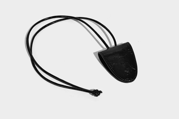 Glänzende Bucket-Bag mit schwarz-weißem Tupfenmuster, langem verstellbarem Riemen und Kordelzugverschluss, Detailansicht 16