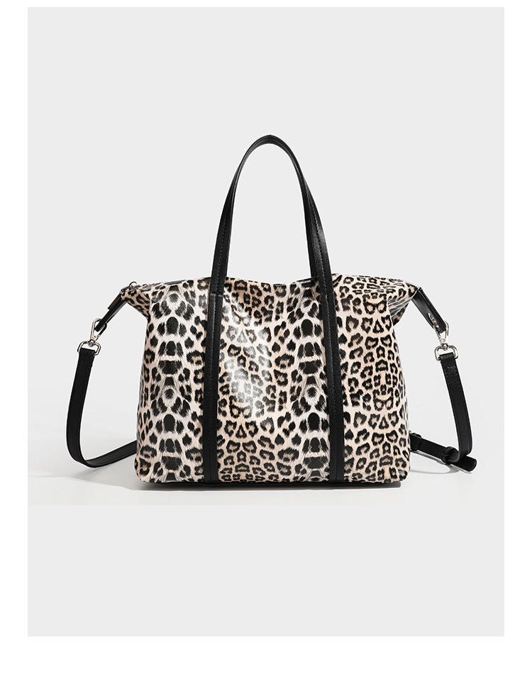 Tote-Bag in glänzender Lederoptik mit Leopardenmuster, schwarzen Besätzen, Reißverschluss oben und zwei Schultergriffen, Detailansicht 9