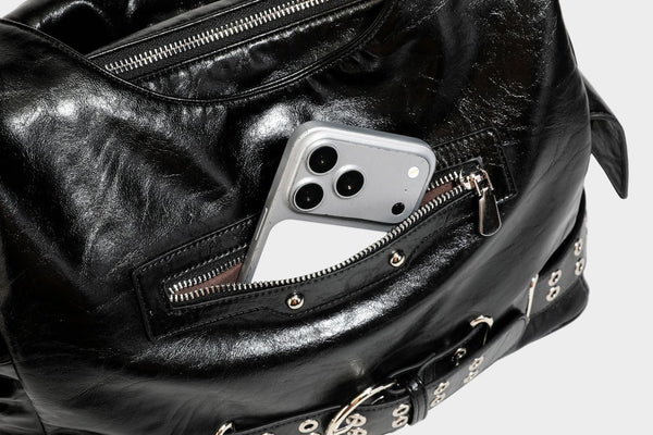 Große glänzende schwarze Hobo-Schultertasche mit silberfarbenem Ösen-Gürtelboden, Schnallenbeschlägen, vorderer Reißverschlusstasche und zwei …; Detailansicht
