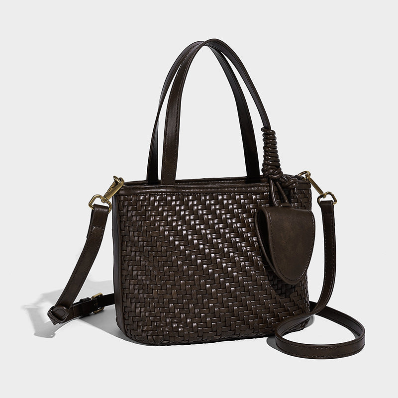Kleine formstabile Tote-Tasche in gewebter Lederoptik mit geknoteten Henkeln, abnehmbarem Schulterriemen und herabhängendem Mini-Element an der Vorderseite