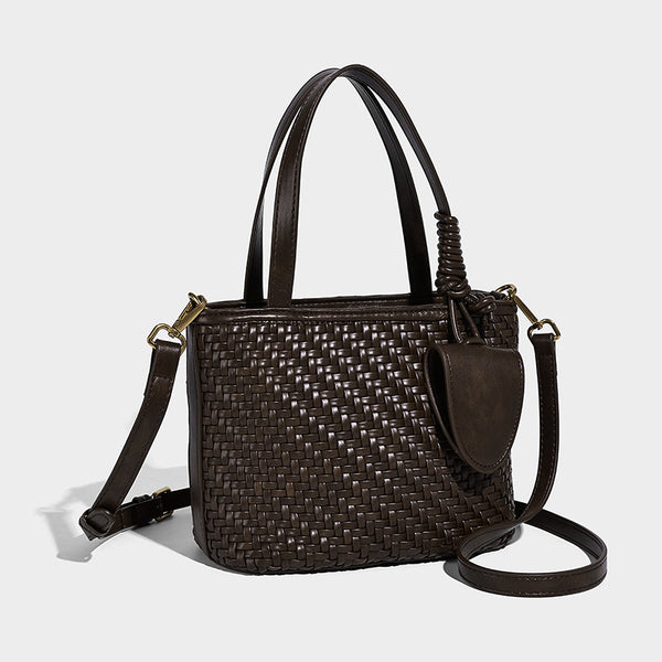 Kleine formstabile Tote-Tasche in gewebter Lederoptik mit geknoteten Henkeln, abnehmbarem Schulterriemen und herabhängendem Mini-Element an der Vorderseite