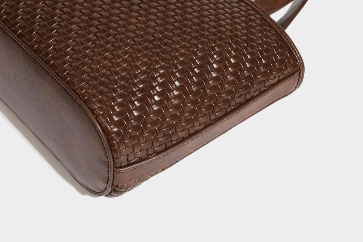 Strukturierte Tote Bag mit gewebter Oberfläche in Braun, goldfarbenen Metalldetails, seilumwickelten Tragegriffen, einer kleinen Fronttasche und weiteren Details
